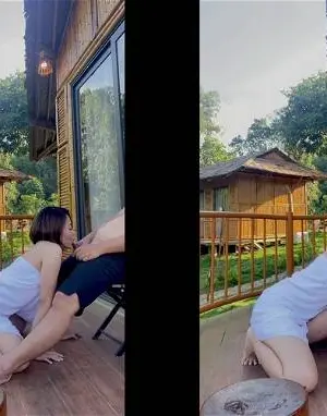 Em gái dâm quỳ gối bú mút ở ban công homestay - Viet69