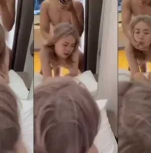Đụ em gái tóc vàng trước gương vừa chơi còn vừa bắt em trả lời câu hỏi