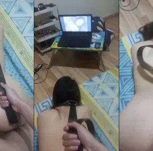 Vừa doggy kiểu nô lệ vừa bật phim sex cho em xem