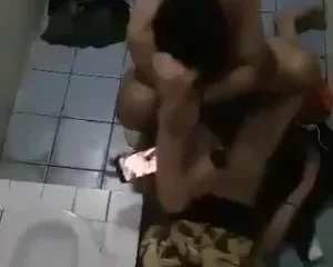 Clip em gái đi tăng 3 bị đồng nghiệp hiếp trong nhà vệ sinh