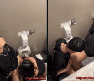 Hai đứa say trốn vào nhà vệ sinh